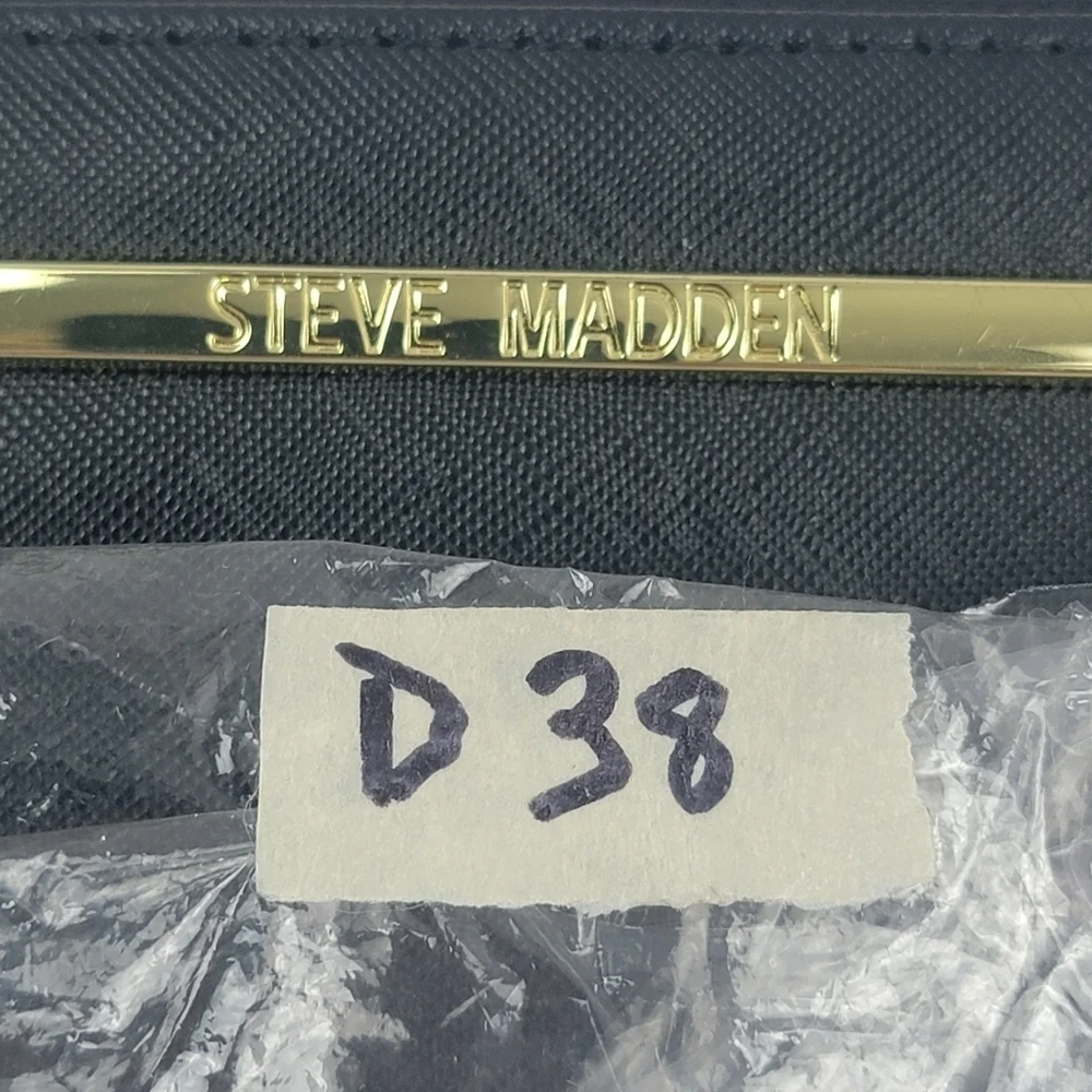 Steve Madden black vegan leather zip‎ wallet / wristlet 8.25
